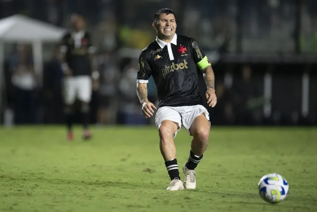 RJ – RIO DE JANEIRO – 28/11/2023 – BRASILEIRO A 2023, VASCO X CORINTHIANS – Medel jogador do Vasco durante partida contra o Corinthians no estadio Sao Januario pelo campeonato Brasileiro A 2023. Foto: Jorge Rodrigues/AGIF