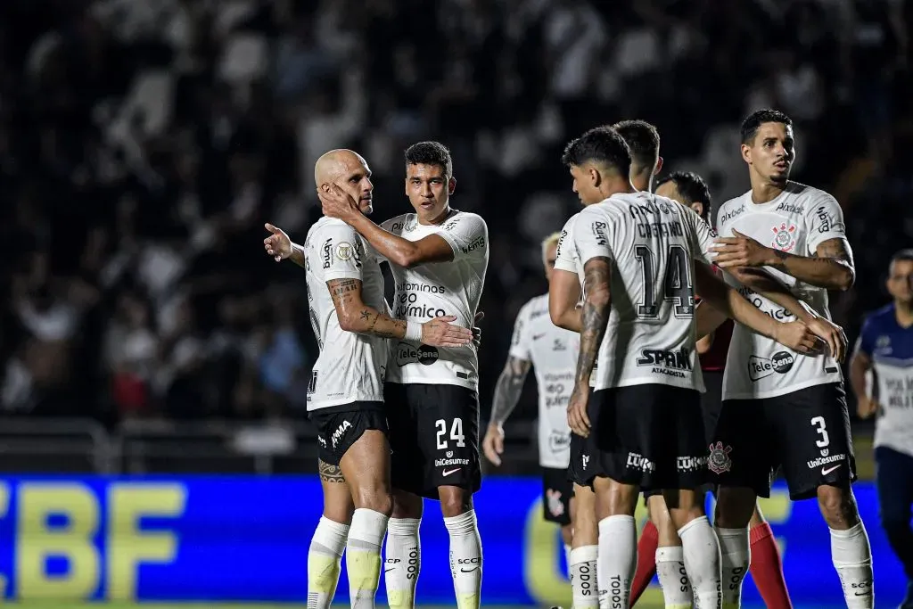 Jogadores do Corinthians comemoram vitória ao final da partida contra o Vasco em São Januário pelo Campeonato Brasileiro – Foto: Thiago Ribeiro/AGIF