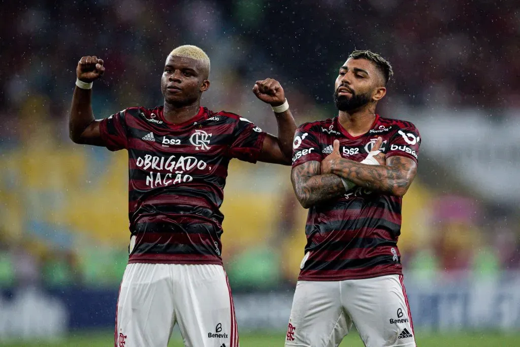 Lincoln jogador do Flamengo comemora seu gol com o jogador Gabriel Barbosa durante partida contra o Avai no estadio Maracana pelo campeonato Brasileiro A 2019. Foto: Thiago Ribeiro/AGIF