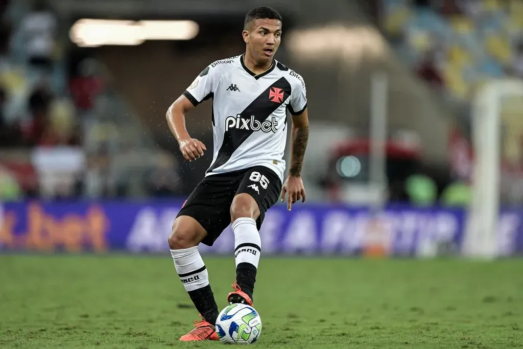 Mateus Carvalho em ação na partida contra o Flamengo, em junho. Agora o volante será atleta do Vasco – Foto: Thiago Ribeiro/AGIF