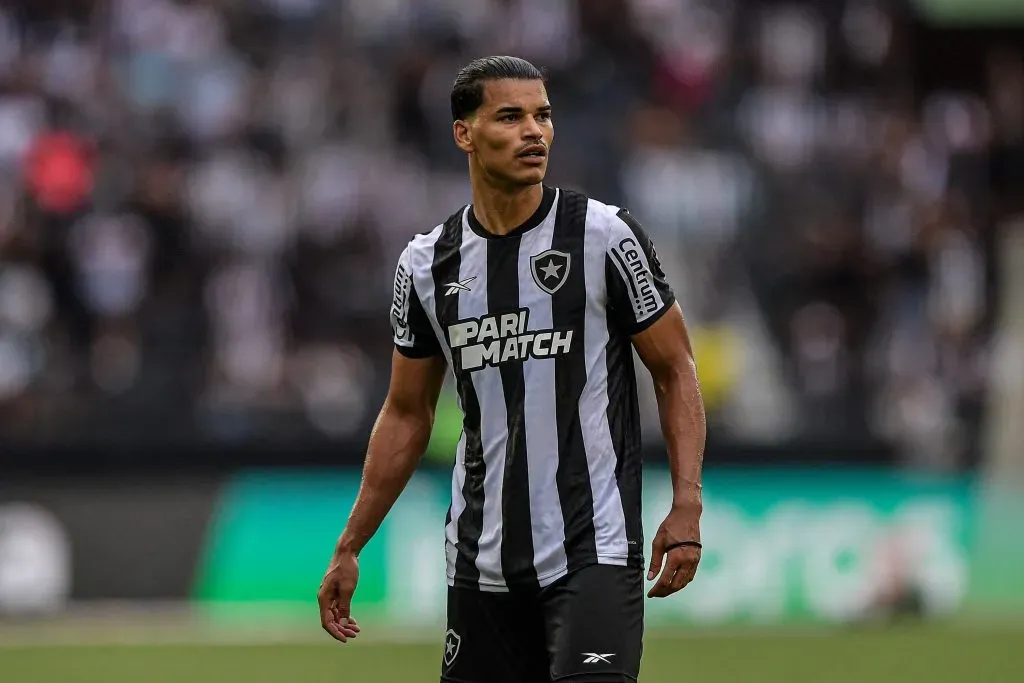 Danilo Barbosa jogador do Botafogo durante partida contra o Santos no estadio Engenhao pelo campeonato Brasileiro A 2023. Thiago Ribeiro/AGIF