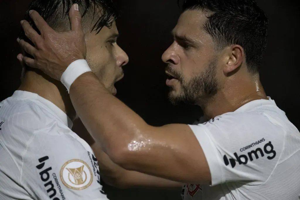 Angel Romero jogador do Corinthians comemora seu gol com Giuliano jogador da sua equipe durante partida contra o Vasco no estadio Sao Januario pelo campeonato Brasileiro A 2023. Foto: Jorge Rodrigues/AGIF