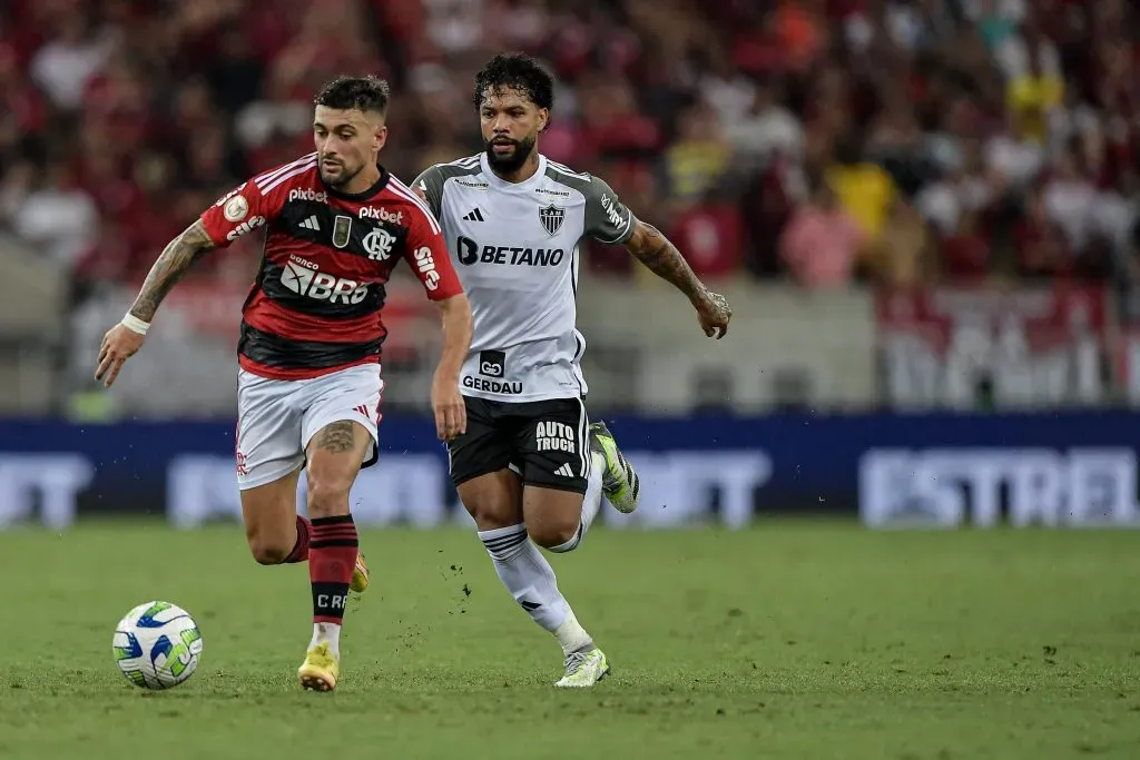 Arrascaeta jogador do Flamengo disputa lance com Otavio jogador do Atletico-MG durante partida no estadio Maracana pelo campeonato Brasileiro A 2023. Foto: Thiago Ribeiro/AGIF