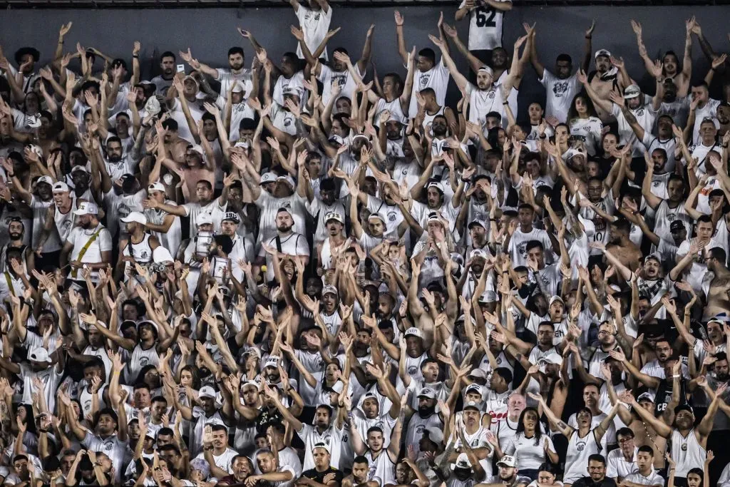 Torcida durante partida entre Santos e Fluminense no estadio Vila Belmiro pelo campeonato Brasileiro A 2023. Foto: Abner Dourado/AGIF