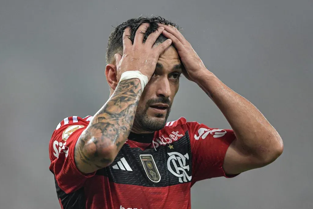 Arrascaeta jogador do Flamengo lamenta durante partida contra o Atletico-MG no estadio Maracana pelo campeonato Brasileiro A 2023. Foto: Thiago Ribeiro/AGIF