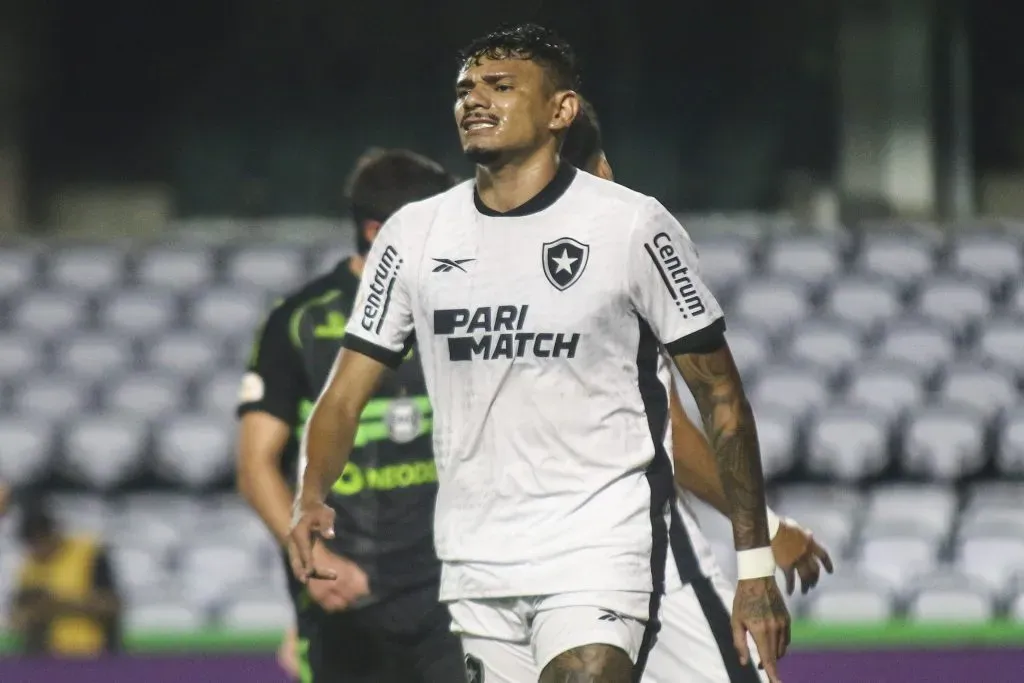 Tiquinho Soares jogador do Botafogo lamenta empate com o Coritiba. Foto: Gabriel Machado/AGIF