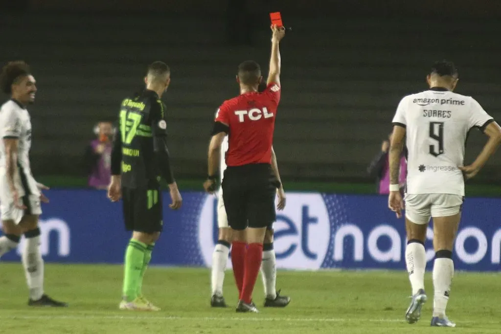 Eduardo jogador do Botafogo recebe cartao vermelho do arbitro durante partida contra o Coritiba no estadio Couto Pereira pelo campeonato Brasileiro A 2023. Foto: Gabriel Machado/AGIF