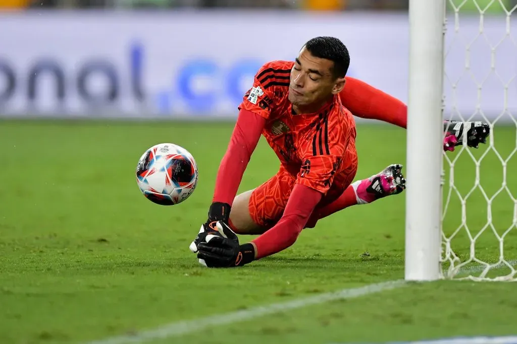 O goleiro Santos em ação pelo Mengão. Falhas o fizeram perder espaço no Rubro-Negro – Foto: Thiago Ribeiro/AGIF