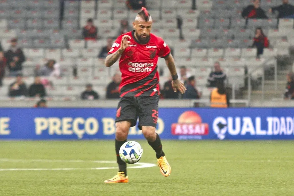 Arturo Vidal em ação pelo Furacão. O chileno não deve ficar no CAP. Foto: Gabriel Machado/AGIF
