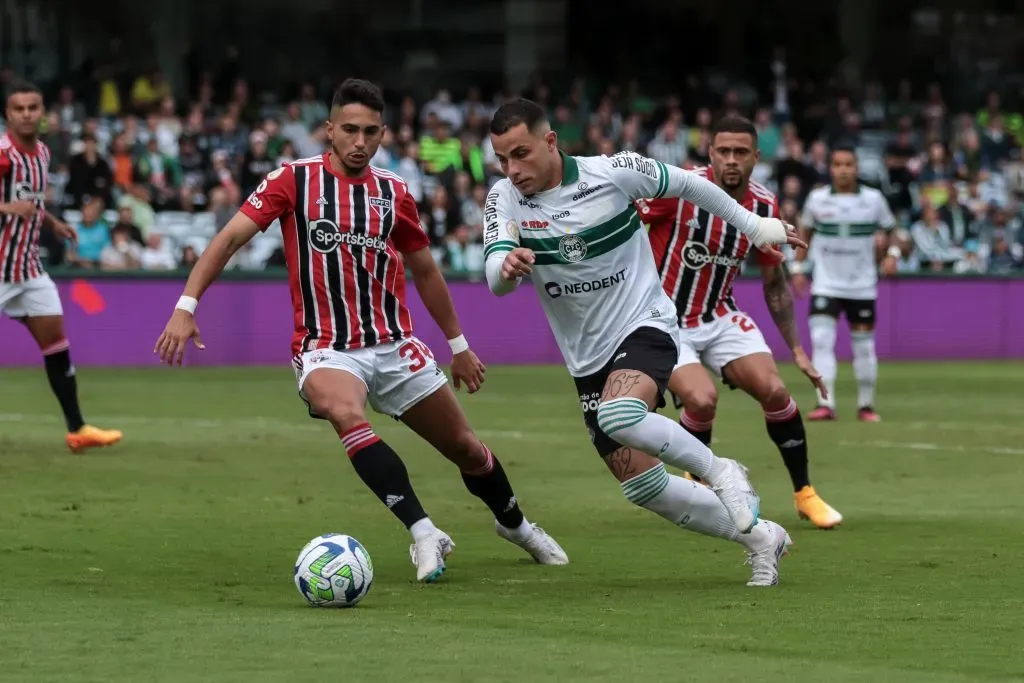 Bruno Gomes jogador do Coritiba disputa lance com Rai Ramos jogador do Sao Paulo durante partida no estadio Couto Pereira pelo campeonato BRASILEIRO A 2023. Foto: Robson Mafra/AGIF