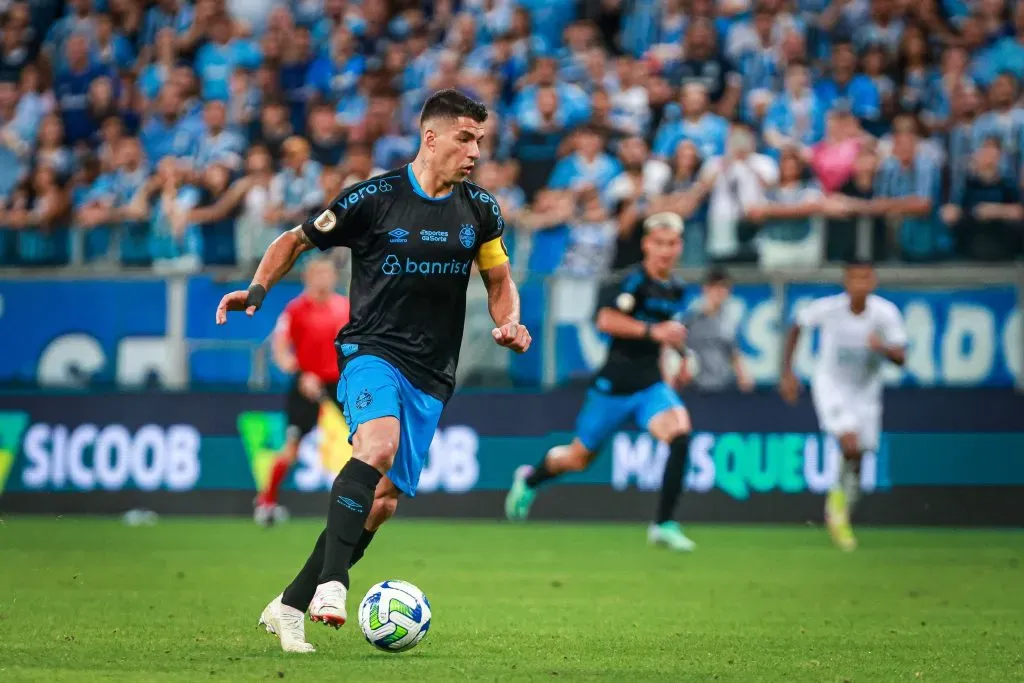 Suárez em ação pelo Grêmio contra o Goiás – Foto: Maxi Franzoi/AGIF