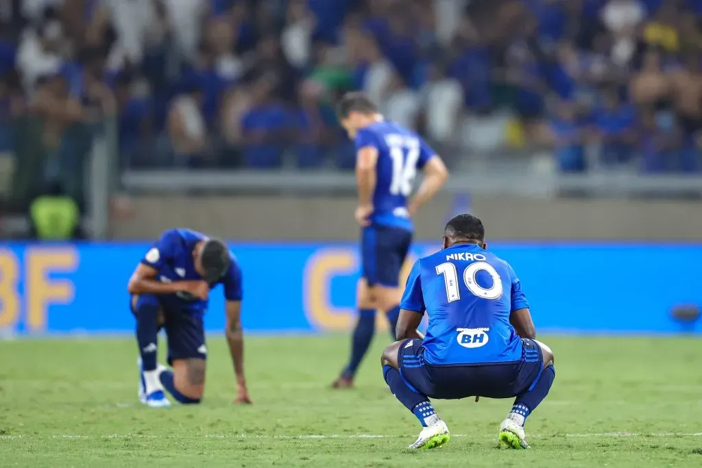 Jogadores do Cruzeiro lamentam resultado ao final da partida contra o Athletico-PR no estádio Mineirao pelo campeonato Brasileiro A 2023. 