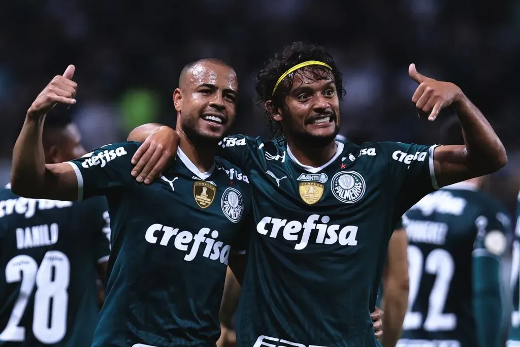 Mayke e Scarpa comemoram gol do Verdão no Brasileirão de 2022. O ex-camisa 14 conquistou as Alamedas com seu carisma Foto: Ettore Chiereguini/AGIF