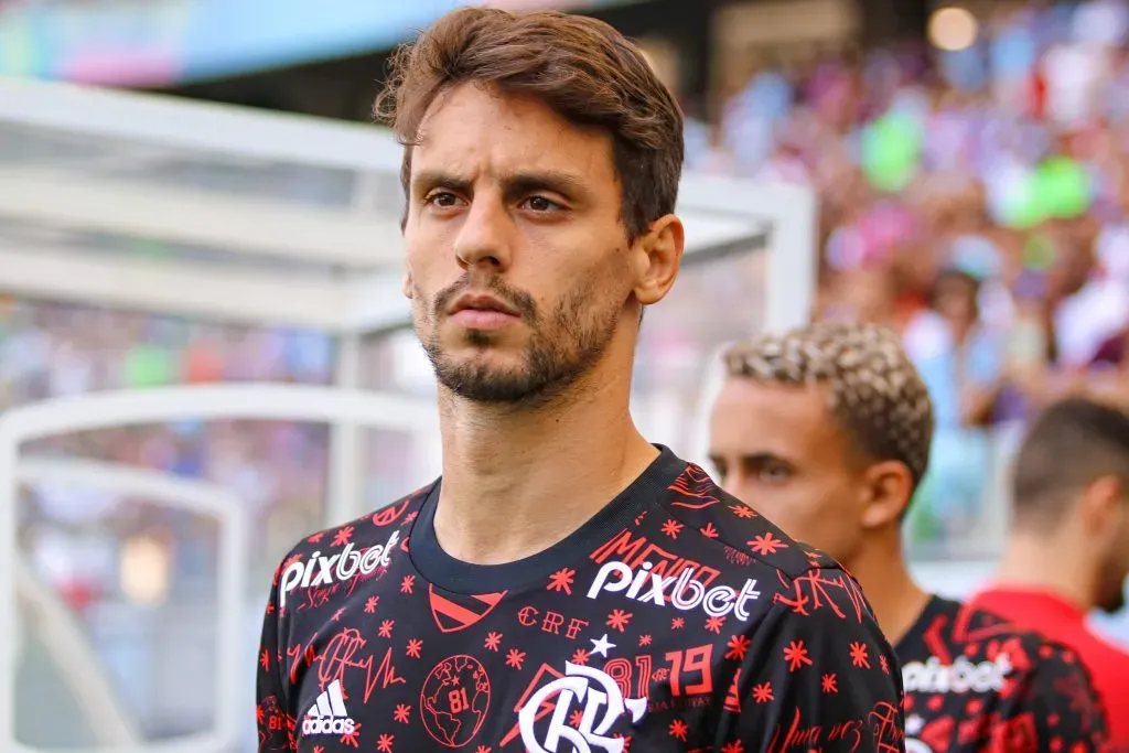 Rodrigo Caio, jogador do Flamengo, durante aquecimento antes da partida contra o Bahia na Arena Fonte Nova pelo Campeonato Brasileiro – Foto: Renan Oliveira/AGIF