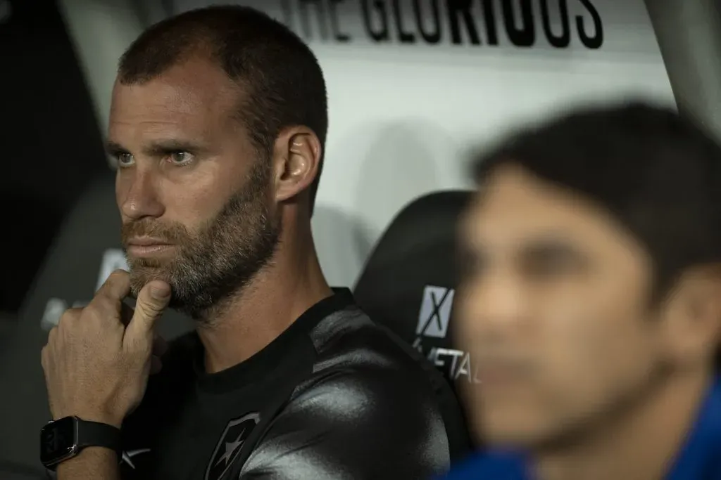 Joel Carli em um dos jogos do Botafogo na comissão técnica. Foto: Jorge Rodrigues/AGIF