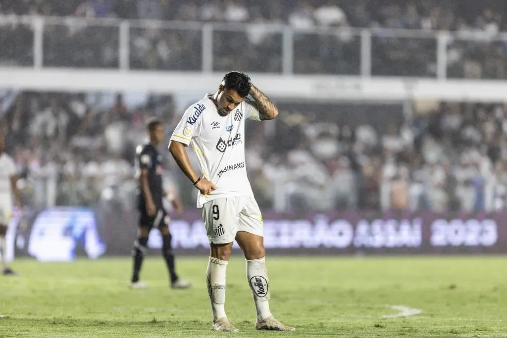 Marcos Leonardo não vive um bom momento com a camisa do Santos. Foto: Abner Dourado/AGIF