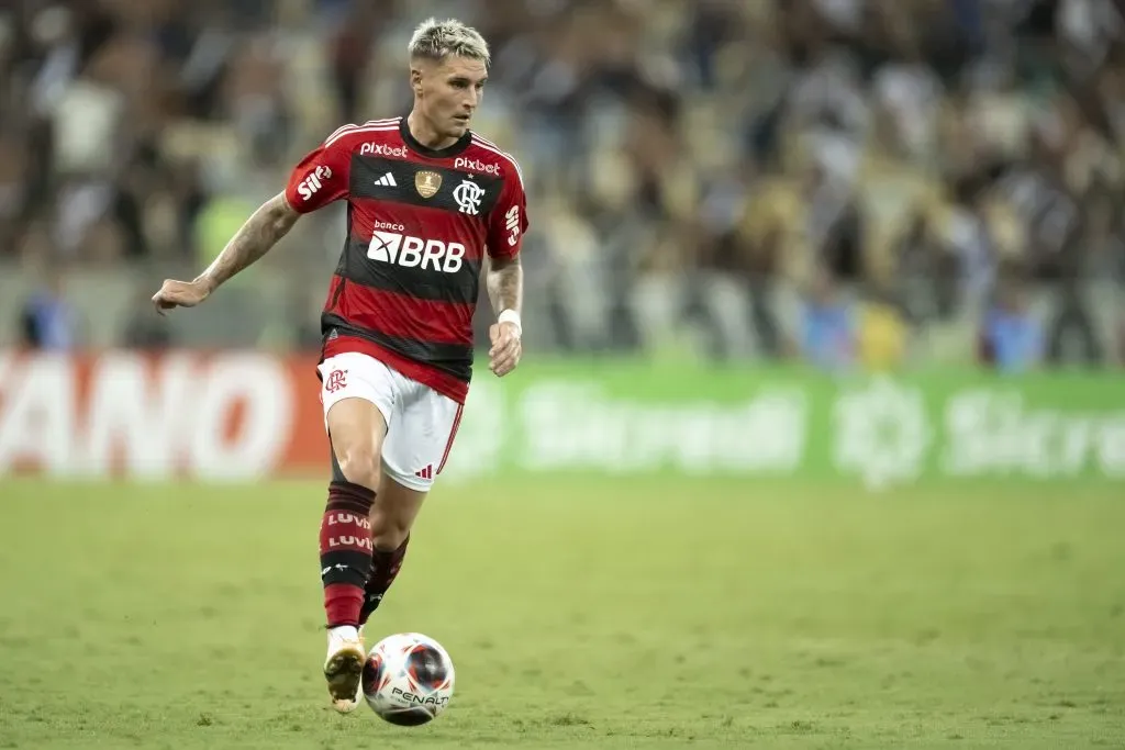 Varela jogador do Flamengo durante partida contra o Vasco no estadio Maracana pelo campeonato Carioca 2023. Foto: Jorge Rodrigues/AGIF