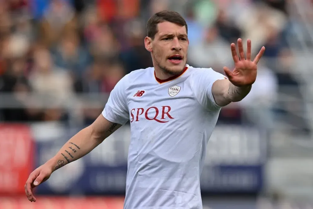 Andrea Belotti da AS Roma gesticula durante a partida da Série A entre Bologna FC e AS Roma.  (Photo by Alessandro Sabattini/Getty Images)