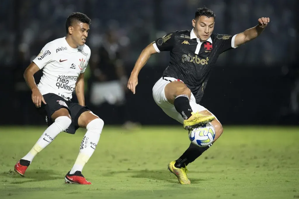 Vasco e Corinthians se enfrentando pela 36ª rodada do Brasileiro em São Januário. Foto: Jorge Rodrigues/AGIF