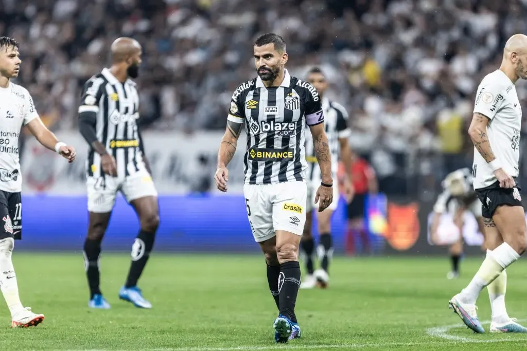 Rincón, jogador do Santos, durante partida contra o Corinthians na Arena Corinthians pelo Campeonato Brasileiro