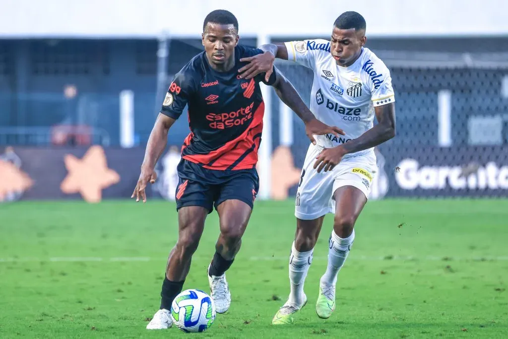 Alex jogador do Santos disputa lance com jogador do Athletico-PR Foto: Marcello Zambrana/AGIF
