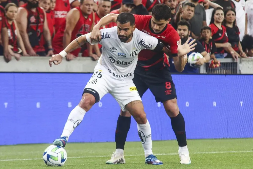 Jogo entre Athletico-PR e Santos, pela 37ª rodada do Campeonato Brasileiro de 2023. Foto: Gabriel Machado/AGIF