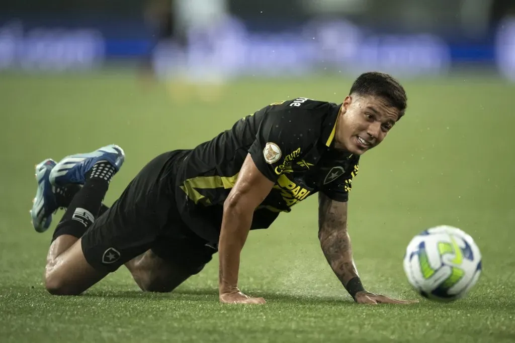 RJ – RIO DE JANEIRO – 03/12/2023 – BRASILEIRO A 2023, BOTAFOGO X CRUZEIRO – Carlos Alberto jogador do Botafogo durante partida contra o Cruzeiro no estadio Engenhao pelo campeonato Brasileiro A 2023. Foto: Jorge Rodrigues/AGIF