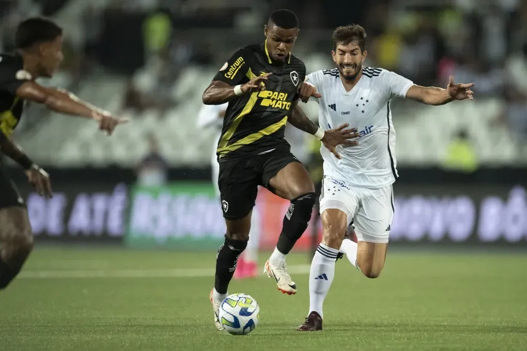 Junior Santos jogador do Botafogo disputa lance com Lucas Silva jogador do Cruzeiro durante partida no estadio Engenhao pelo campeonato Brasileiro A 2023. Jorge Rodrigues/AGIF
