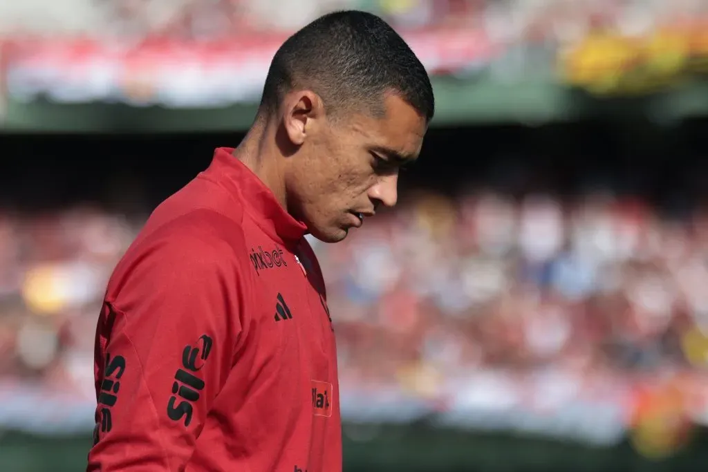 Santos, goleiro do Flamengo, durante aquecimento antes da partida contra o Coritiba no estádio Couto Pereira pelo campeonato Brasileiro A 2023. Foto: Robson Mafra/AGIF