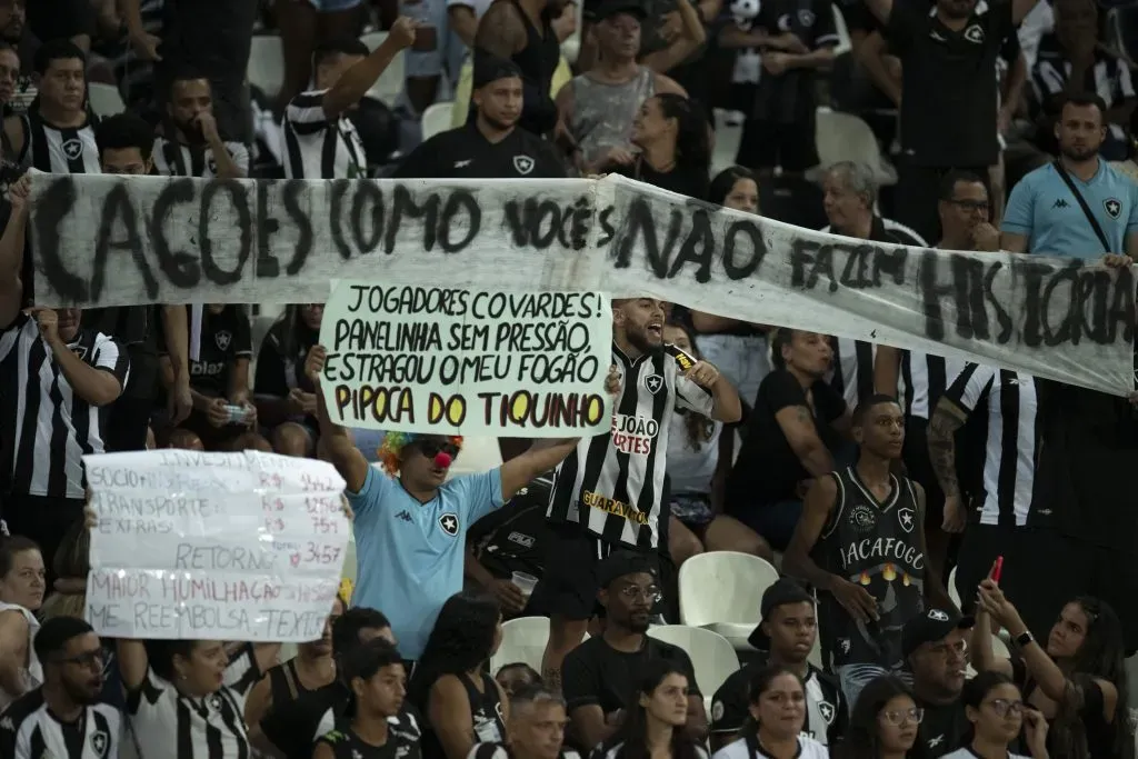 RJ – RIO DE JANEIRO – 03/12/2023 – BRASILEIRO A 2023, BOTAFOGO X CRUZEIRO – Torcida do Botafogo apos a partida contra Cruzeiro no estadio Engenhao pelo campeonato Brasileiro A 2023. Foto: Jorge Rodrigues/AGIF