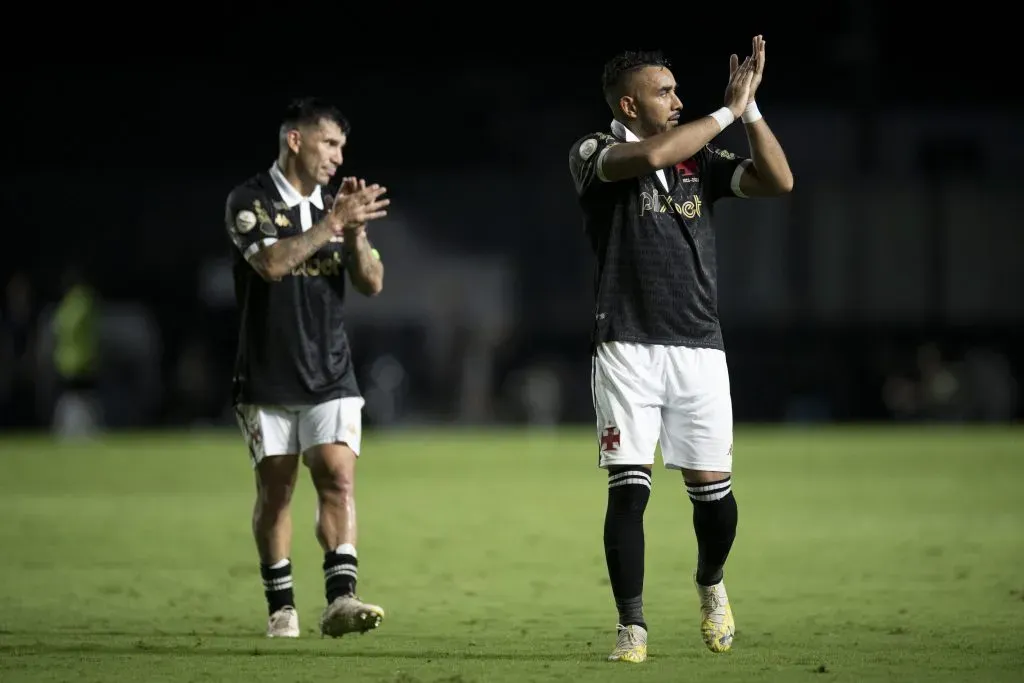 Payet e Medel agradecem ao torcedor. Foto: Jorge Rodrigues/AGIF