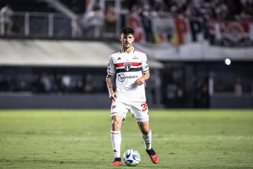 Beraldo, zagueiro do São Paulo, durante partida diante do Red Bull Bragantino, na Vila Belmiro – Foto: Abner Dourado/AGIF