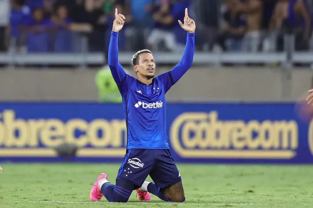 Matheus Pereira jogador do Cruzeiro comemora seu gol durante partida contra o Athletico-PR no estadio Mineirao pelo campeonato Brasileiro A 2023. Gilson Lobo/AGIF