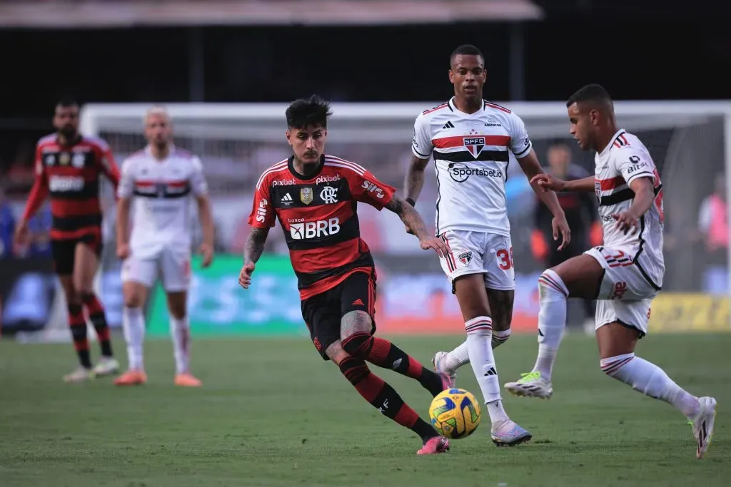 Alisson jogador do São Paulo disputa lance com Erick jogador do Flamengo durante partida no estádio Morumbi pelo campeonato Copa do Brasil 2023.  Ettore Chiereguini/AGIF
