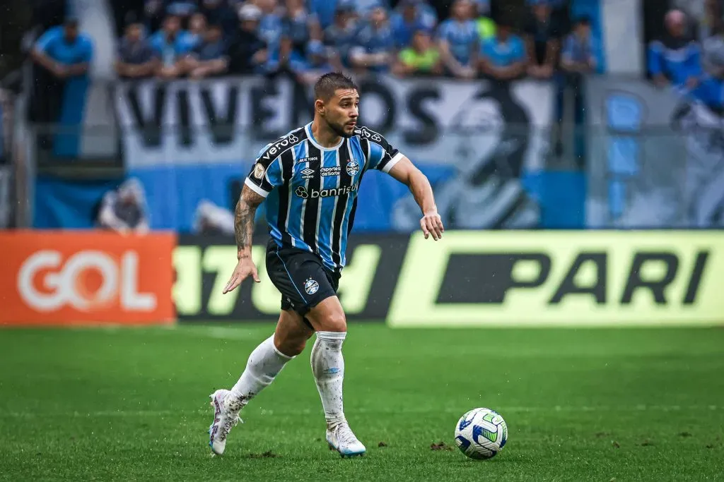 João Pedro em ação pelo Grêmio. O jogador voltou a treinar com bola e sua presença é fundamental na última partida da temporada –  Foto: Maxi Franzoi/AGIF