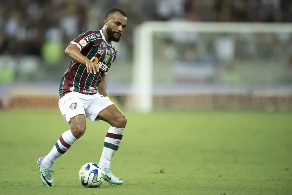 RJ – RIO DE JANEIRO – 22/11/2023 – BRASILEIRO A 2023, FLUMINENSE X SAO PAULO – Samuel Xavier jogador do Fluminense durante partida contra o Sao Paulo no estadio Maracana pelo campeonato Brasileiro A 2023. Foto: Jorge Rodrigues/AGIF