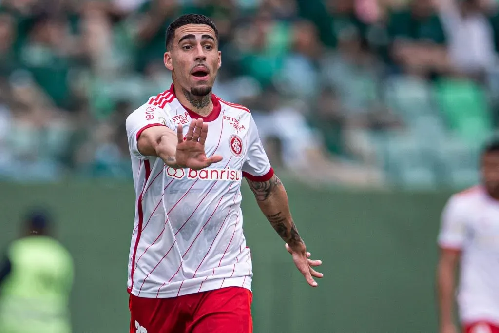 Gabriel jogador do Internacional durante partida contra o Goiás no estádio 19 de Outubro pelo campeonato Brasileiro A 2023.  Isabela Azine/AGIF