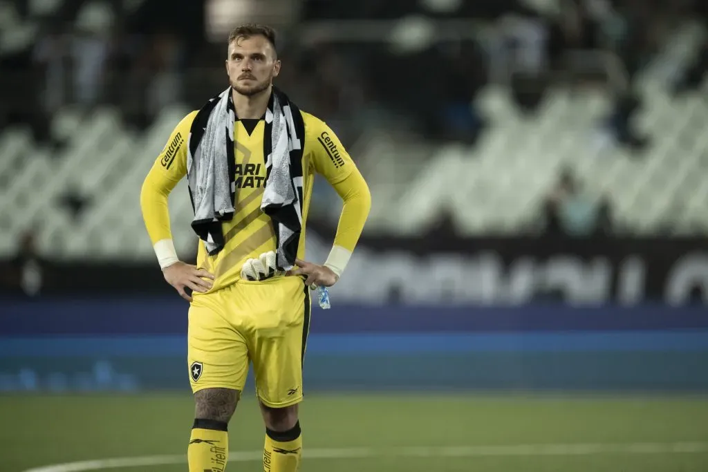 Lucas Perri goleiro do Botafogo deixa o campo apos partida contra o Cruzeiro no estadio Engenhao pelo campeonato Brasileiro A 2023. Foto: Jorge Rodrigues/AGIF