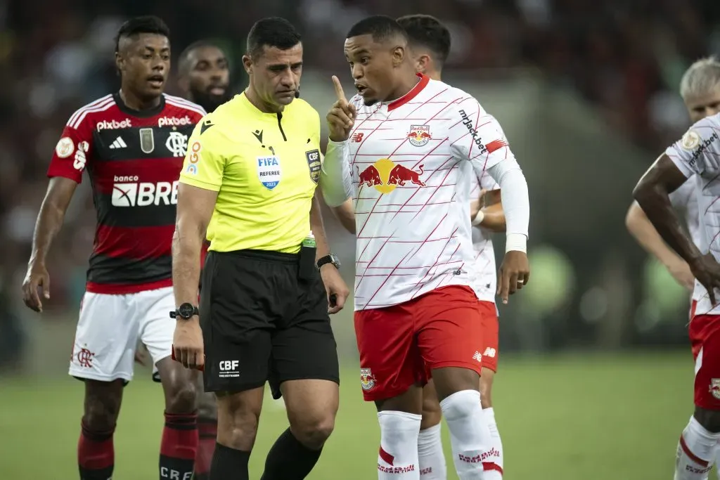 O arbitro Bráulio da Silva Machado durante partida entre Flamengo e Bragantino no estádio Maracanã pelo campeonato Brasileiro A 2023. Foto: Jorge Rodrigues/AGIF