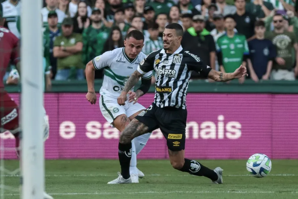 Alison durante a partida com o Coritiba. Foto: Robson Mafra/AGIF