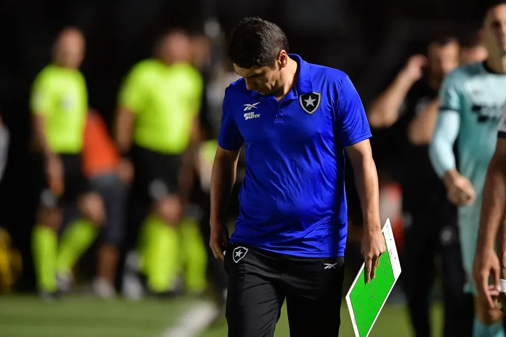 Lúcio Flávio, técnico do Botafogo, durante derrota para o Vasco – Foto: Thiago Ribeiro/AGIF