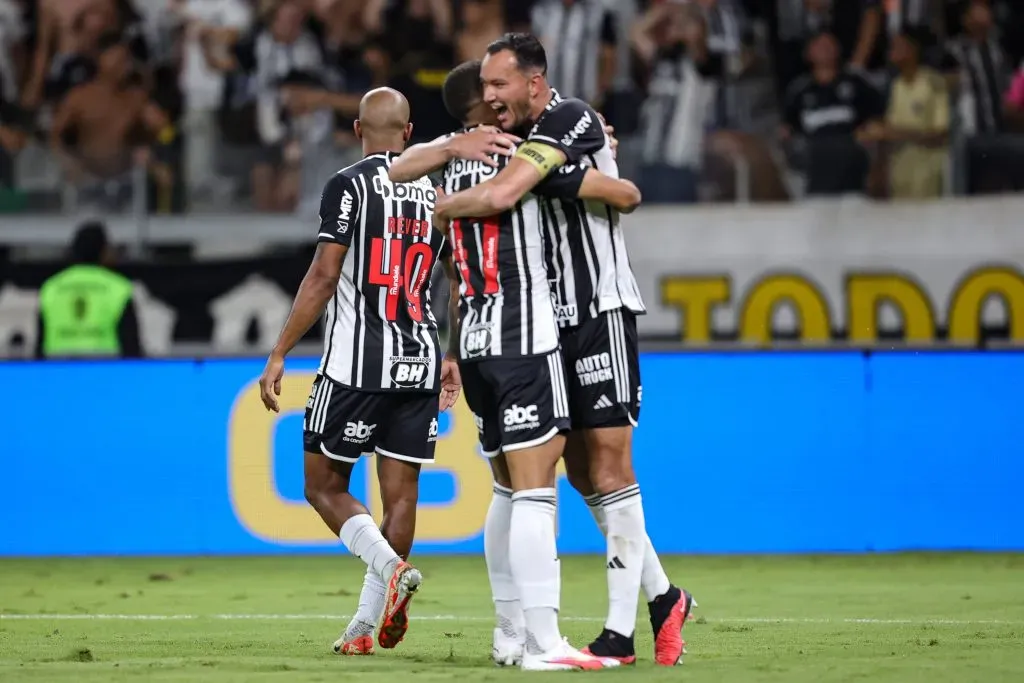 Jogadores do Galo comemoram gol contra a equipe do São Paulo. Foto: Gilson Lobo/AGIF