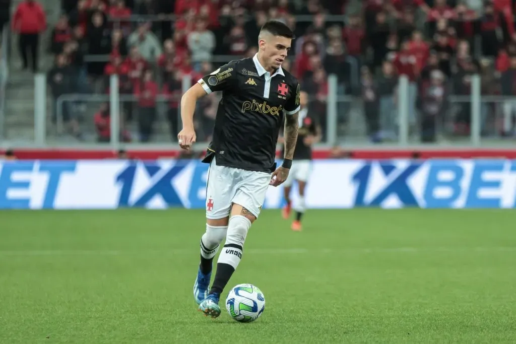 Gabriel Pec em jogo do Vaso diante do Athletico-PR, fora de casa. Foto: Robson Mafra/AGIF