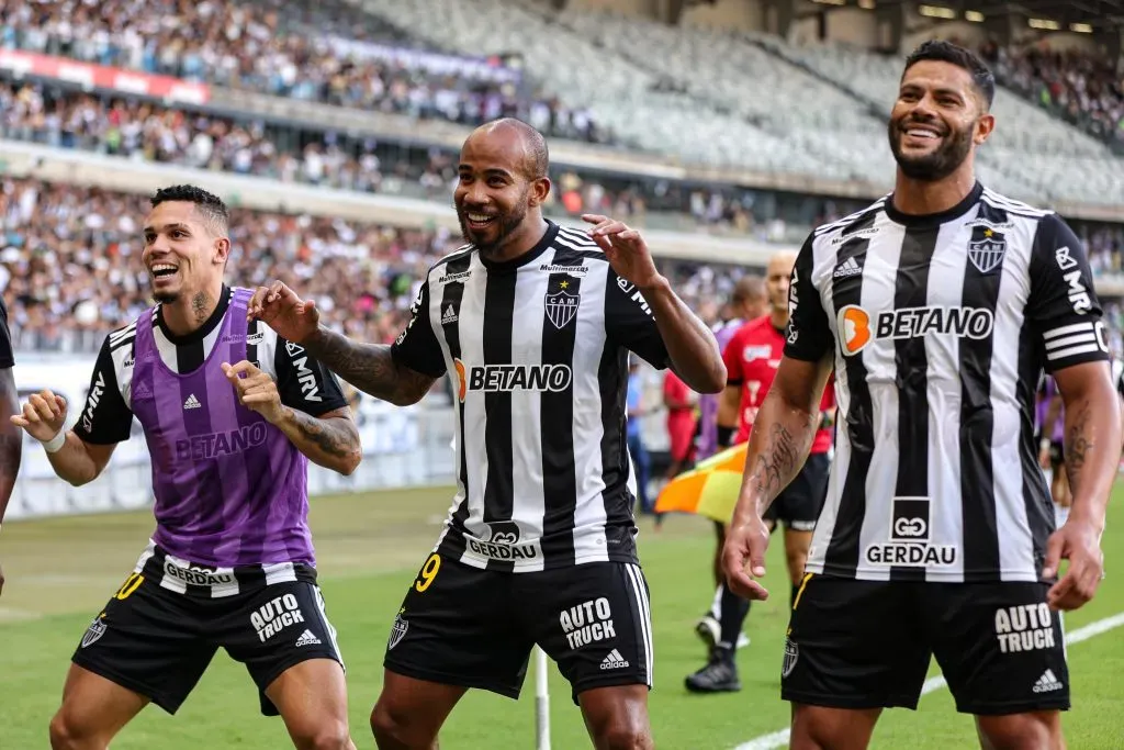 Hulk e Paulinho com Patrick: dupla de atacantes soma mais de 40 participações em gols no Brasileirão (Foto: Gilson Junio/AGIF)