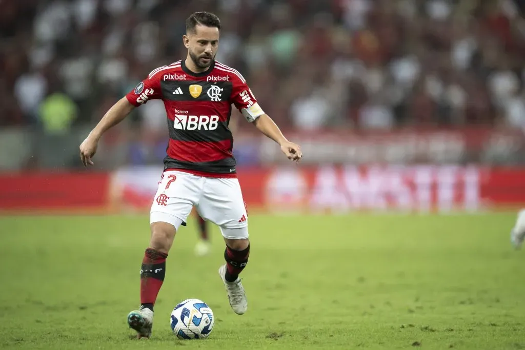 Everton Ribeiro em ação pelo Mengão. O camisa 7 divide opiniões entre a Nação – Foto: Jorge Rodrigues/AGIF