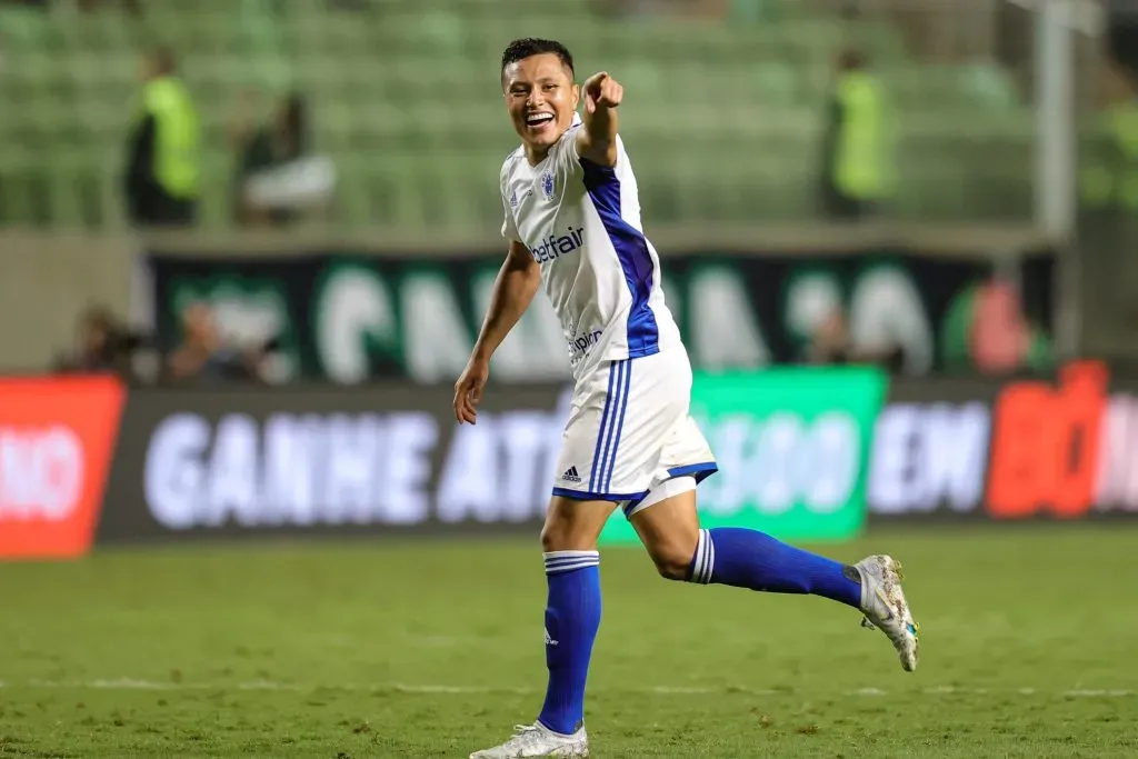 Marlon celebrando gol com a camisa do Cruzeiro. Foto: Gilson Junio/AGIF