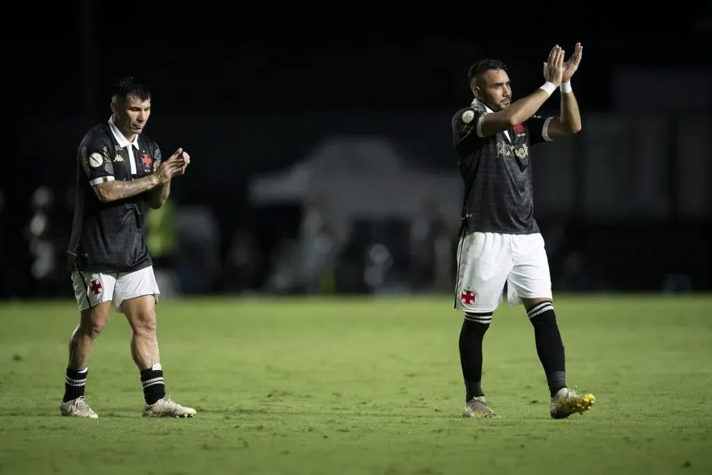 Payet jogador do Vasco sauda a torcida com Medel jogador da sua equipe apos a partida contra o Corinthians no estadio Sao Januario pelo campeonato Brasileiro A 2023. Jorge Rodrigues/AGIF