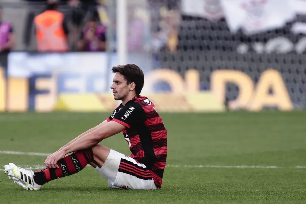 Rodrigo Caio, jogador do Flamengo, durante partida contra o Corinthians no estádio Arena Corinthians pelo campeonato Brasileiro A 2022. Foto: Ettore Chiereguini/AGIF