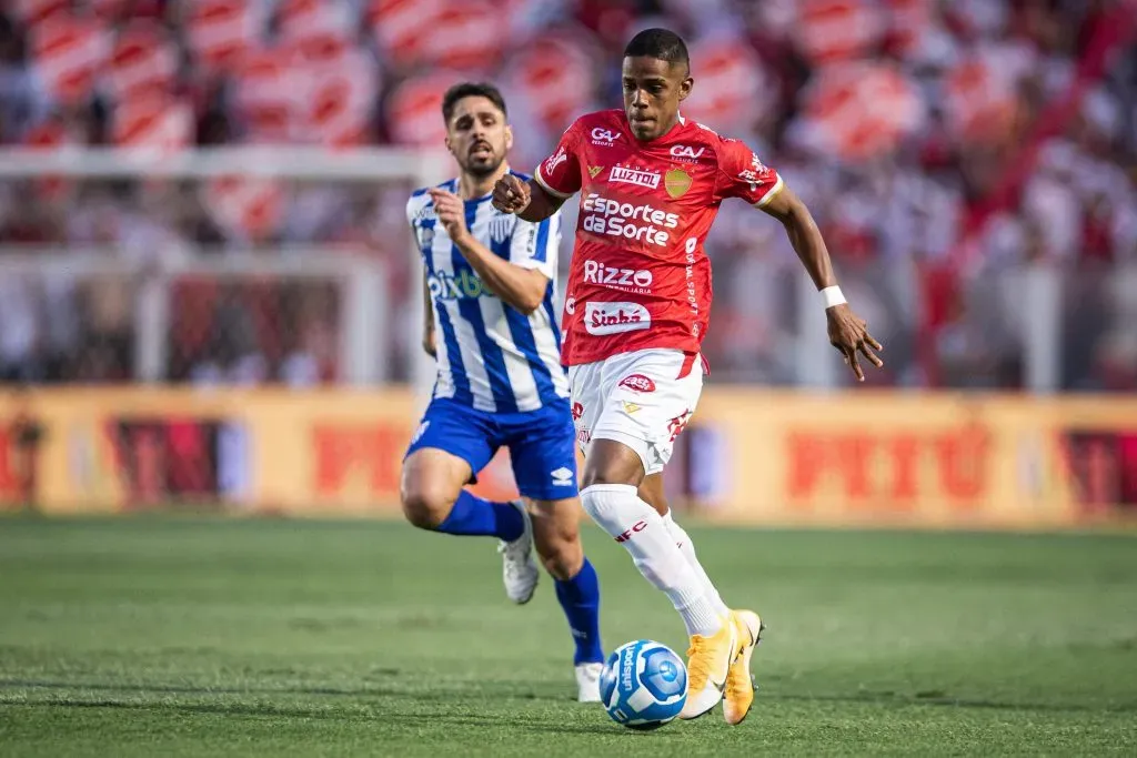 Rodrigo Gelado jogador do Vila Nova-GO durante partida contra o Avaí no estádio Onésio Brasileiro Alvarenga pelo campeonato Brasileiro B 2023. Foto: Isabela Azine/AGIF