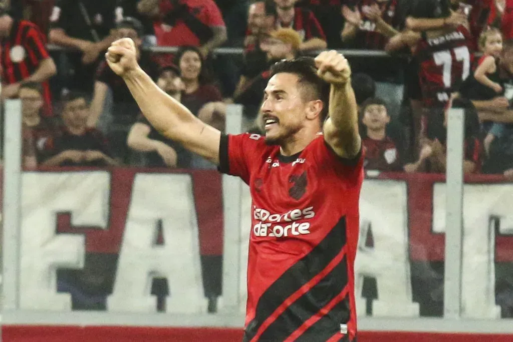 Willian comemorando gol pelo Furacão. Foto: Gabriel Machado/AGIF